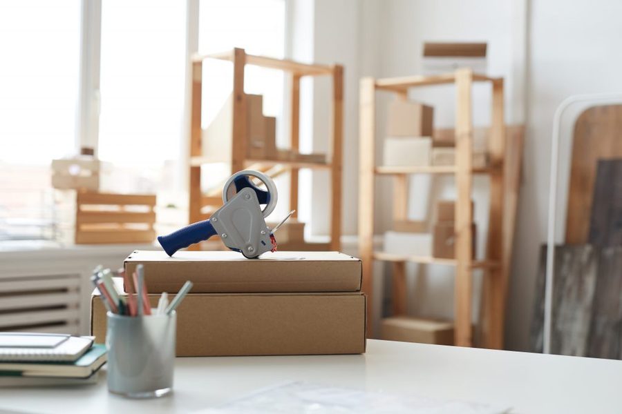 Büro mit Paketen und Kartons